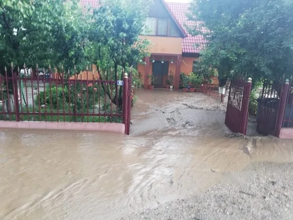 VIDEO Comuna Șendreni, sub ape: un pârâu a ieşit din matcă și a inundat zeci de gospodării