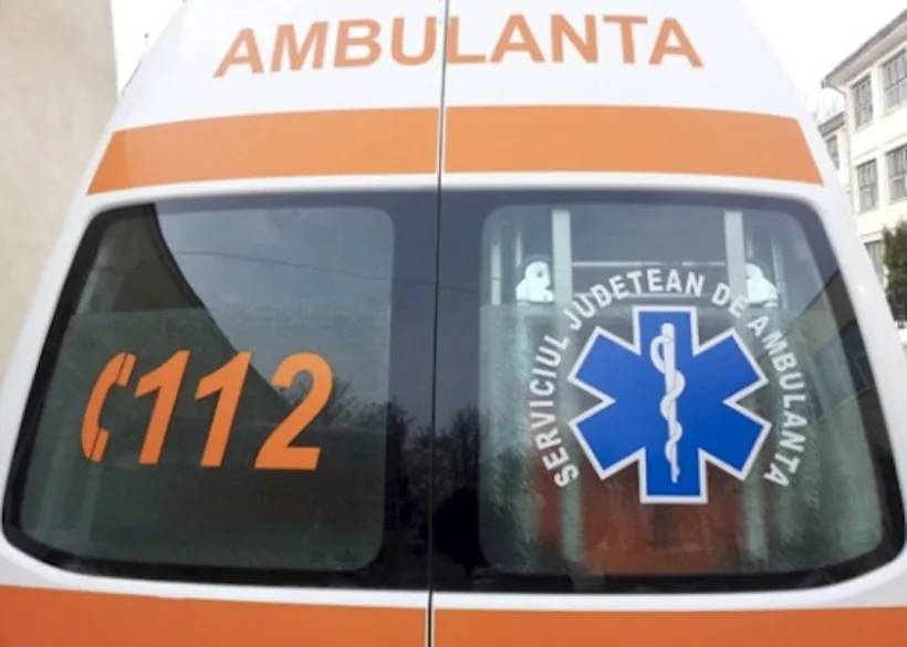 O femeie a fost acroșată de un autoturism pe marginea drumului