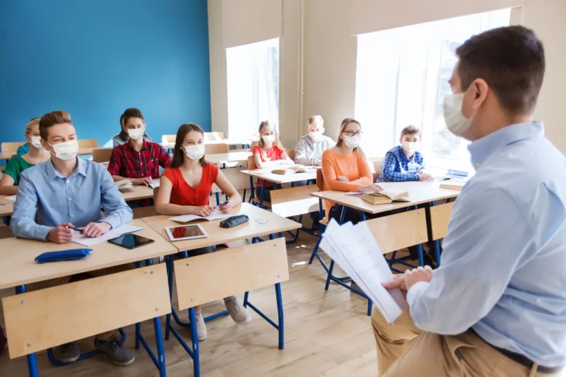 Educaţia este în pericol și din toamnă – apel World Vision România către Senat