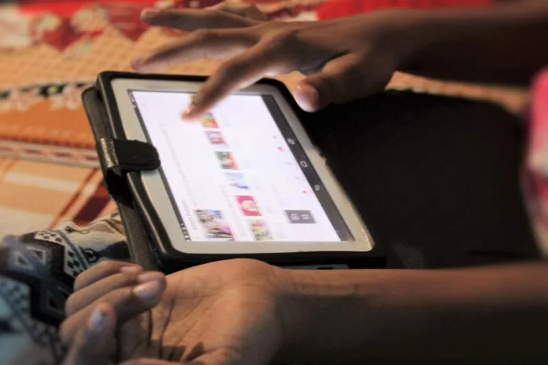 Din cele 250 de mii de tablete, niciuna nu va ajunge la profesori. Condiție eliminatorie pentru elevii săraci: nimeni din familie să nu aibă telefon cu internet