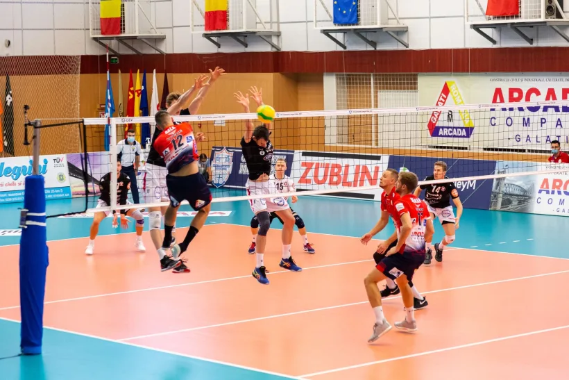 Dramatism în Polivalentă: Arcada a „murit” de cinci ori, a înviat şi s-a calificat în turul următor din CEV Champions League
