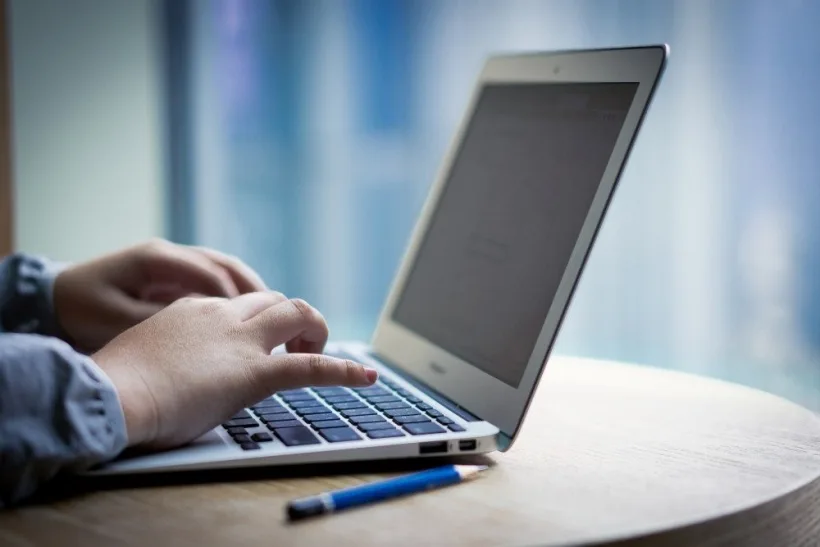 World Vision România avertizează: "Elevul fără Internet a pierdut peste 300 de ore de școală"