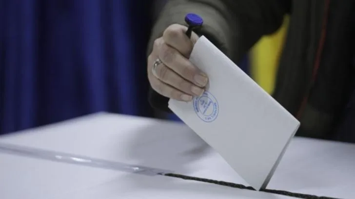 Comisia juridică a Senatului: OUG pentru alegerile anticipate, respinsă