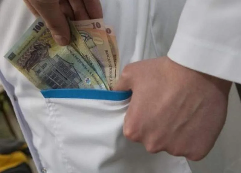 3.000 de euro pentru a se angaja la un spital din Galați. Două persoane, trimise în judecată