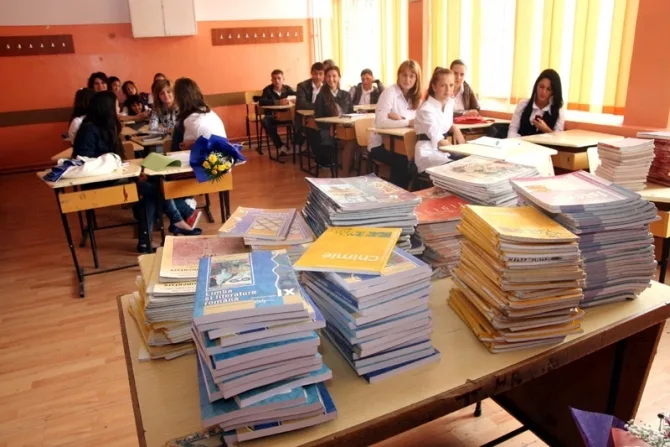 Ministerul Educației: Auxiliarele școlare ar putea fi cumpărate la licitațiile de manuale