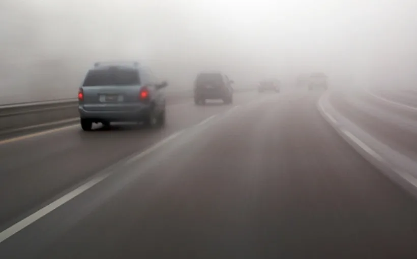 Cod Galben de ceață în șapte județe. Trafic îngreunat pe mai multe artere