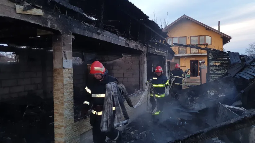VIDEO Magazin alimentar distrus într-un incendiu în comuna Vânători