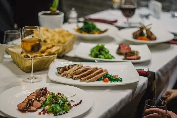 Se redeschid restaurantele, sălile de jocuri de noroc și cinematografele din Galați. Ce restricții se mențin