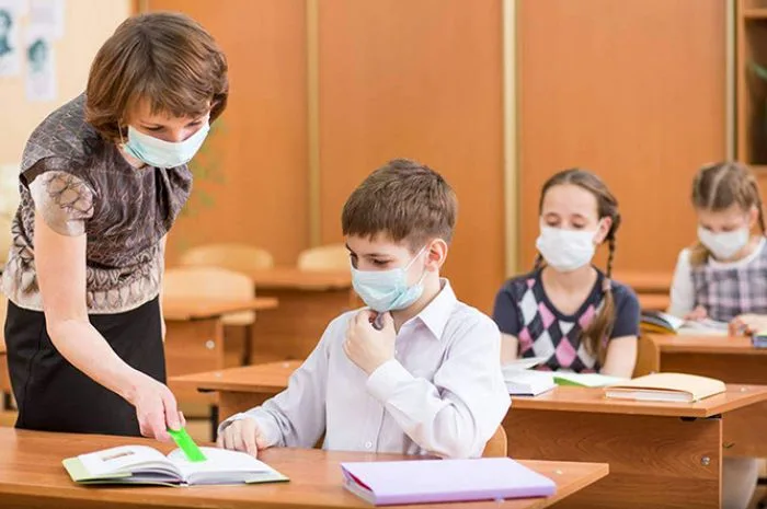 Elevii care merg la şcoală din 8 februarie vor primi măşti de protecţie