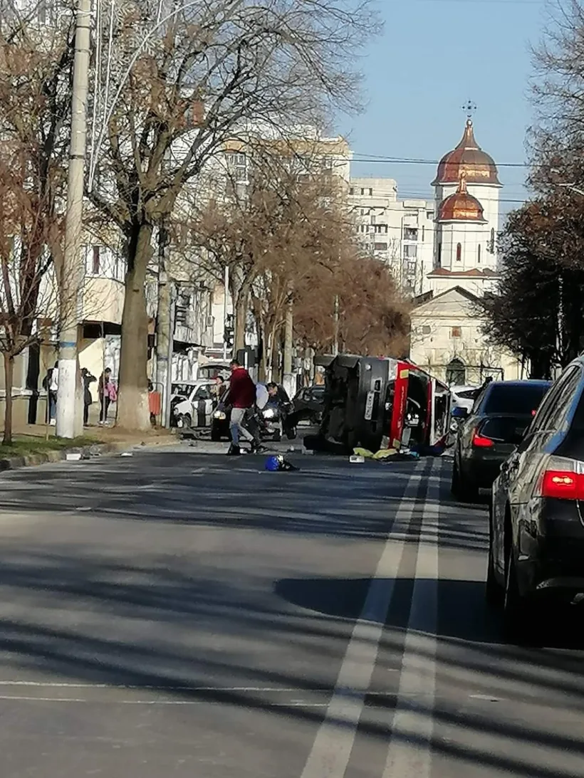 VIDEO/ O autospecială SMURD s-a răsturnat, în timp ce se deplasa la un caz medical. Paramedicii au fost răniți