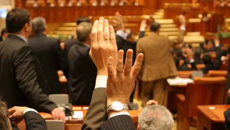 Pensiile speciale ale parlamentarilor au fost eliminate