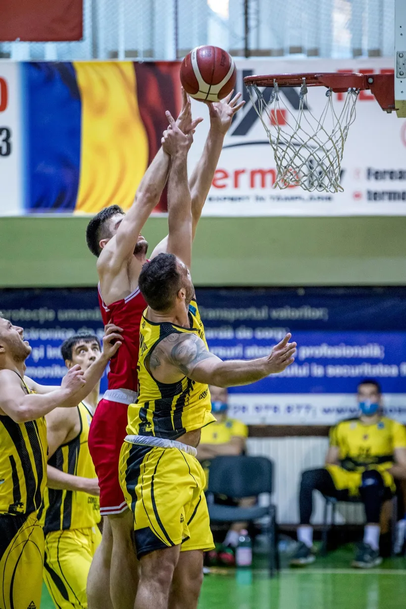 Baschetbaliştii de la CSM Galaţi sunt la două puncte de zona play-off