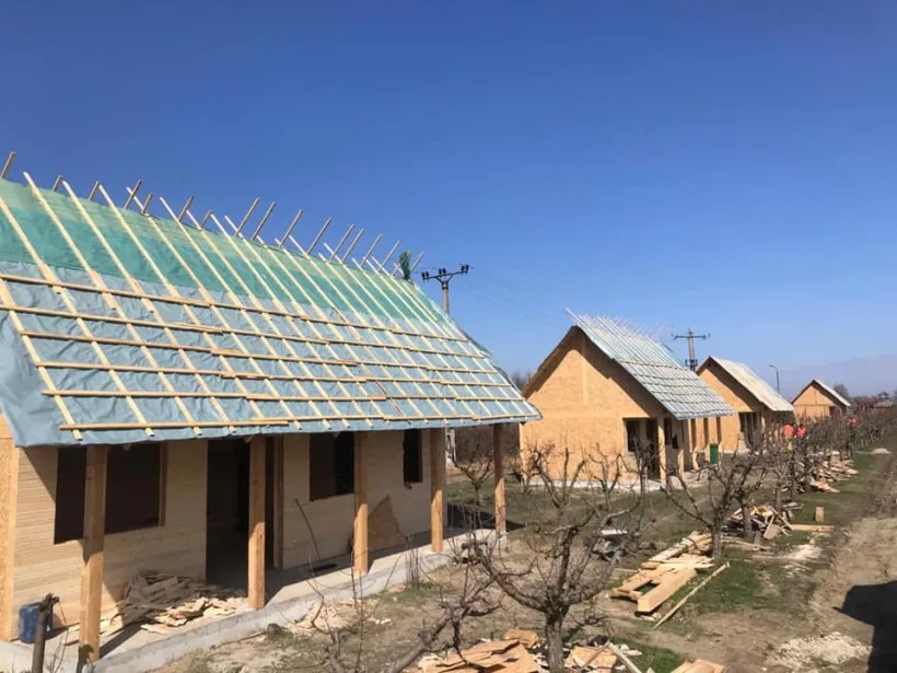 Se lucrează intens la Balta Zătun. Primele căsuțe au fost construite