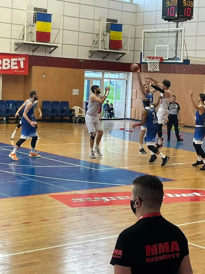 Baschetbaliştii de la CSM Galaţi au pierdut în faţa oltenilor dar au rămas pe loc de play-off
