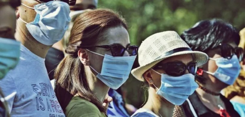 Masca, în continuare, accesoriu vestimentar obligatoriu la cumpărături sau la plimbare