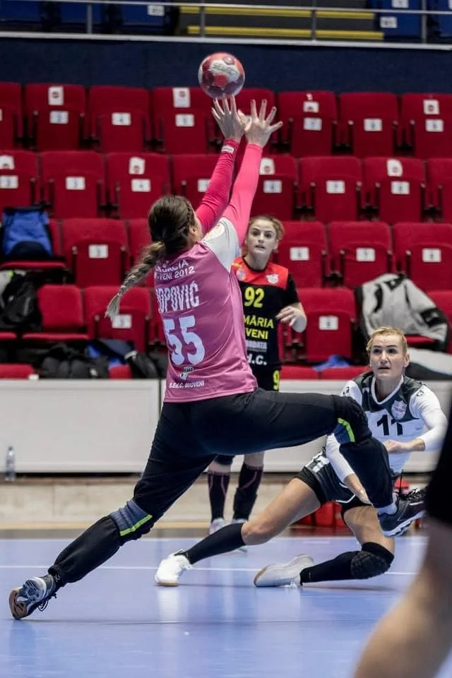 Handbalistele de la CSM Galaţi au pierdut duelul cu vâlcencele