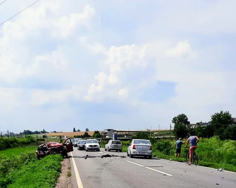 Accident grav în județul Galați. Un microbuz cu călători, implicat