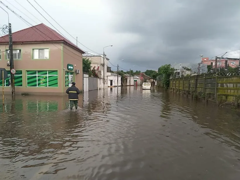 Potop la Galați după o ploaie torențială cu grindină. Sute de oameni au sunat la 112