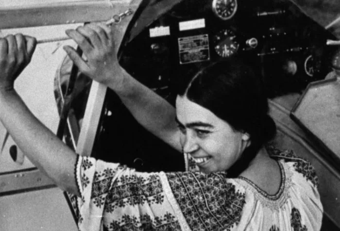 Costumul popular care a aparținut Smarandei Brăescu, prima parașutistă româncă, prezentat într-o expoziție inedită a Muzeului de Istorie Galați