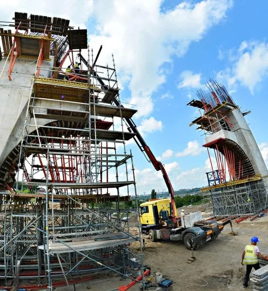 Lucrări avansate la podul hobanat de pe centura orașului Galați