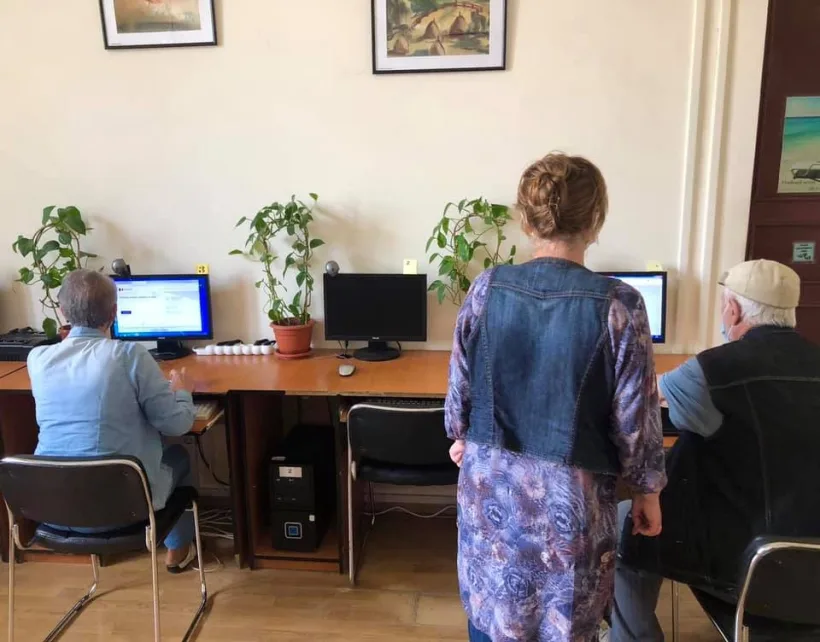 Bibliotecarii de la „V.A Urechia” îi ajută pe gălățeni să obțină certificatul de vaccinare