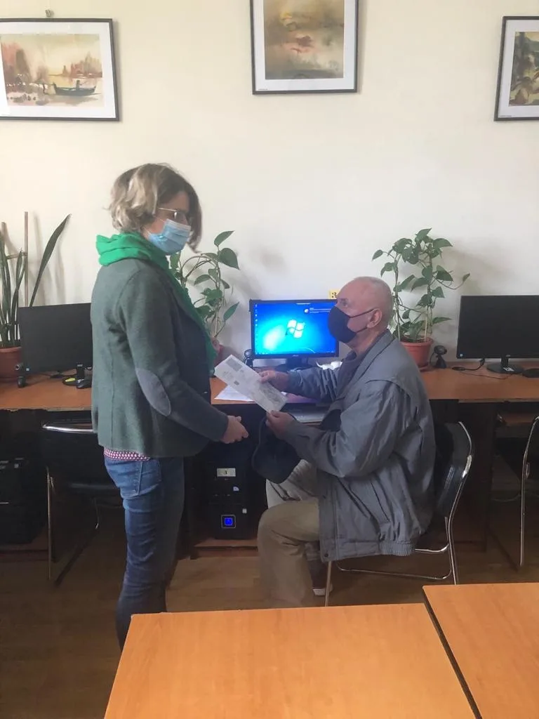 În pas cu vremurile: bibliotecarii de la V.A.Urechia îi ajută pe gălățeni să obțină certificatul verde