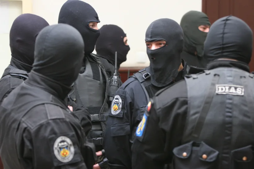 Percheziții într-un dosar penal privind deținerea ilegală de arme