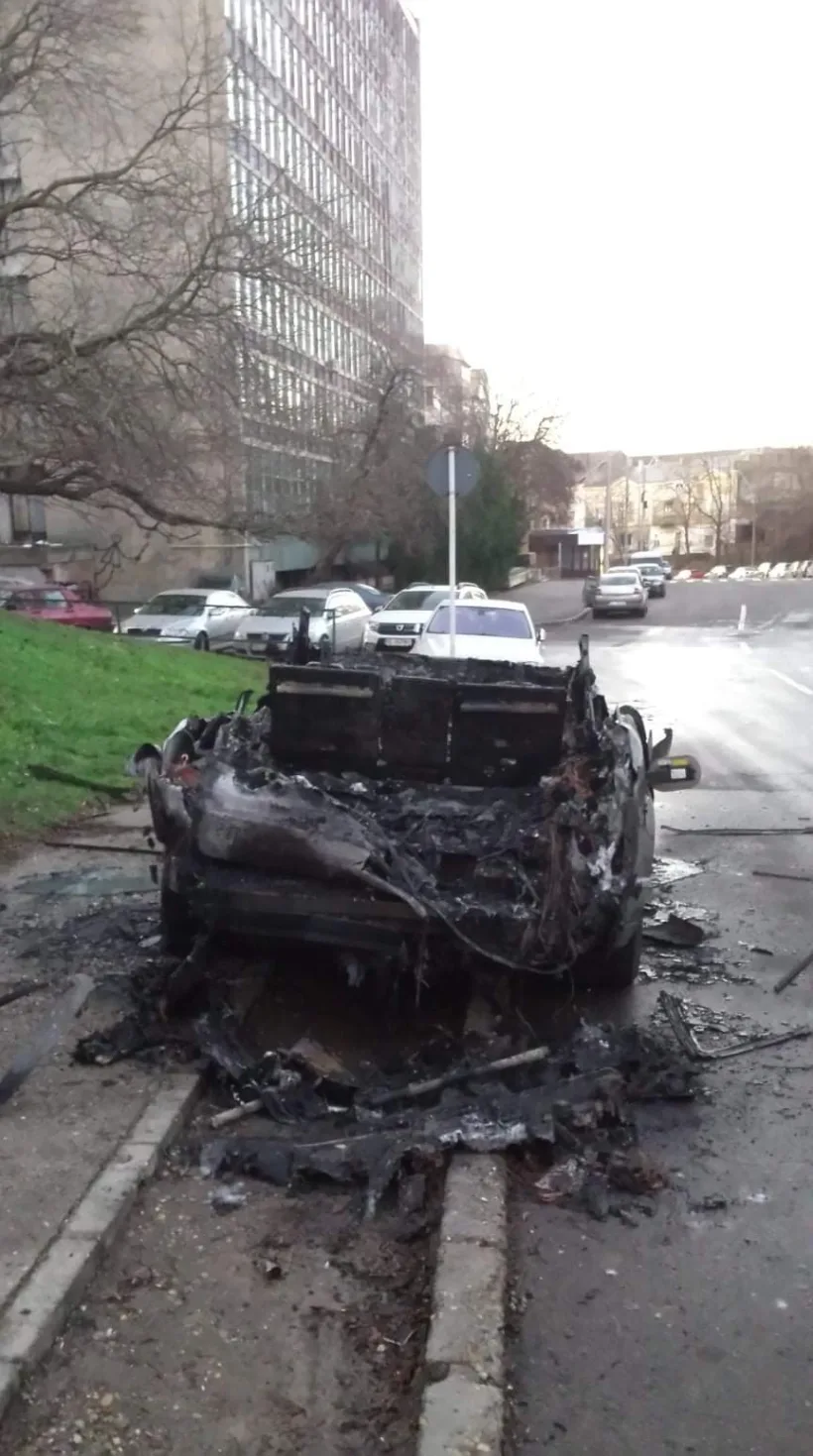 O mașină a ars ca o torță în centrul orașului Galați