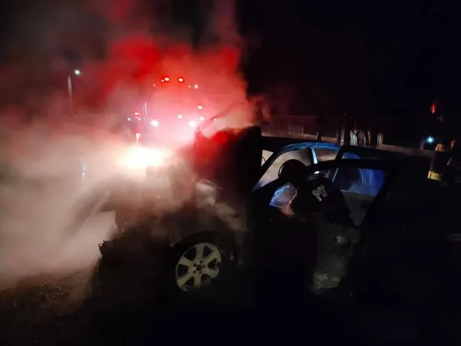 Accident grav la Vânători. Mașina unei tinere de 21 de ani a ars în întregime