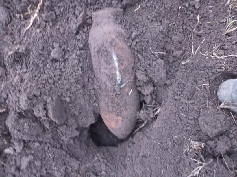 Bombă de aviație, descoperită pe un teren agricol din județul Galați