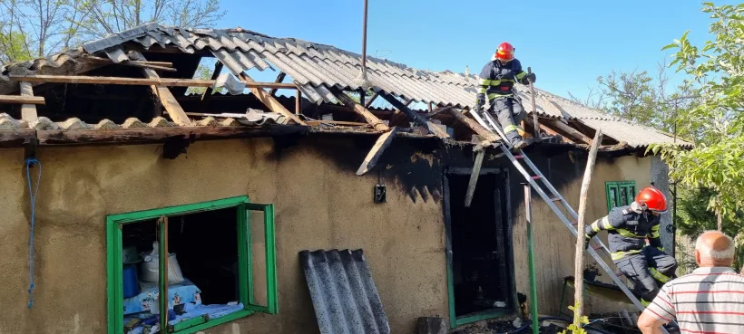 Incendiu provocat de o butelie. Un bărbat a fost găsit carbonizat