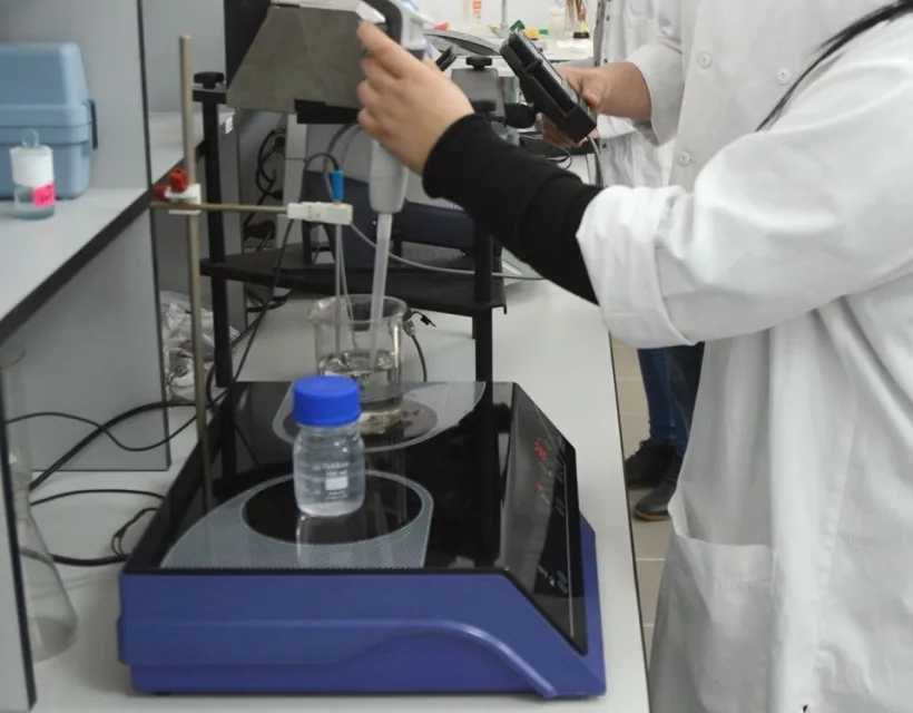 Testele pentru dezinfectantul produs de Universitatea gălățeană, pe ultima sută de metri