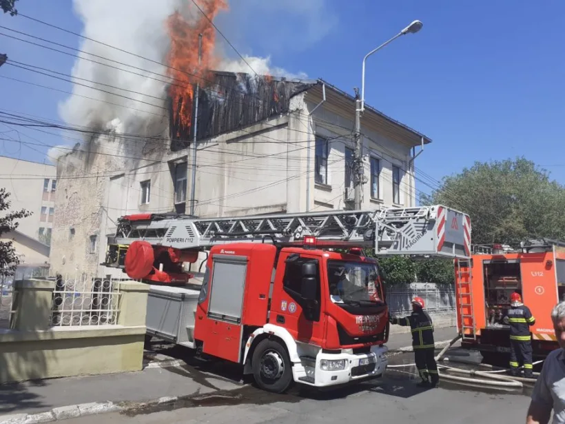 VIDEO Sediul Forumului German din Galați, în flăcări