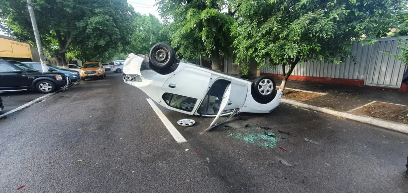 Mașină răsturnată într-o intersecție din Galați