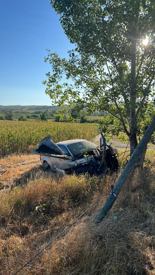 O maşină s-a izbit de un copac în judeţul Galaţi