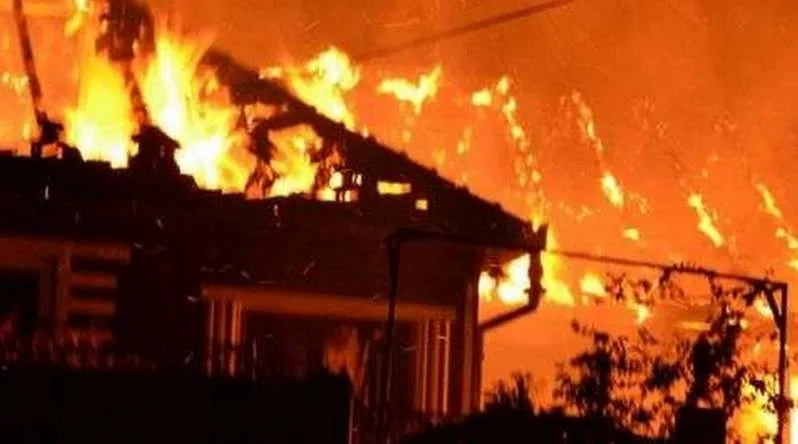 VIDEO Șase case au fost distruse într-un incendiu violent în Galați
