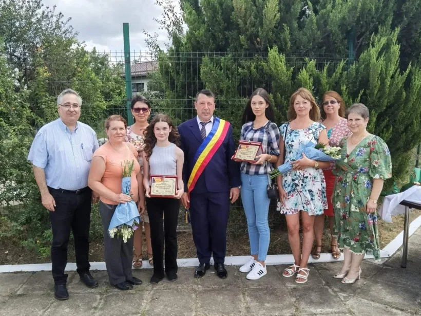 Elevii de 10 premiați de Primăria Vânători