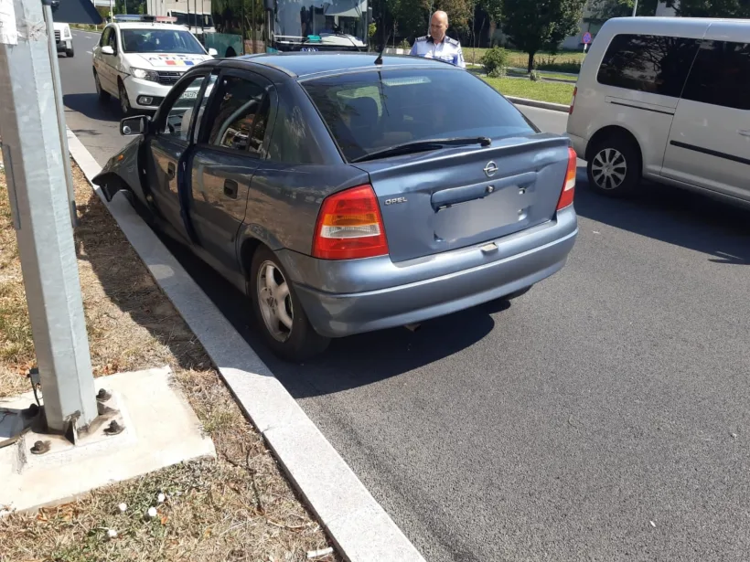 Un șofer beat și fără permis a lovit două semafoare și a fugit de la locul faptei