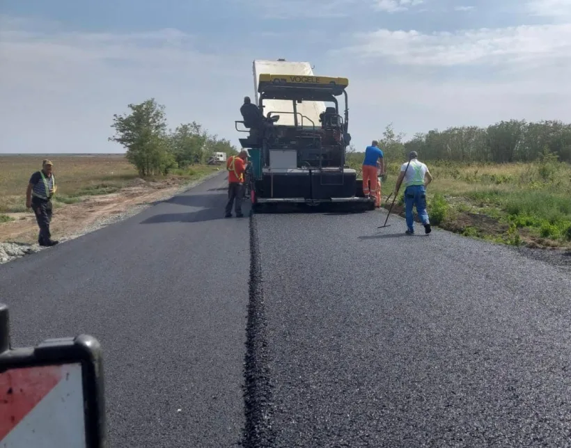 Asfalt nou pe drumul dintre Ivești și Călmățui