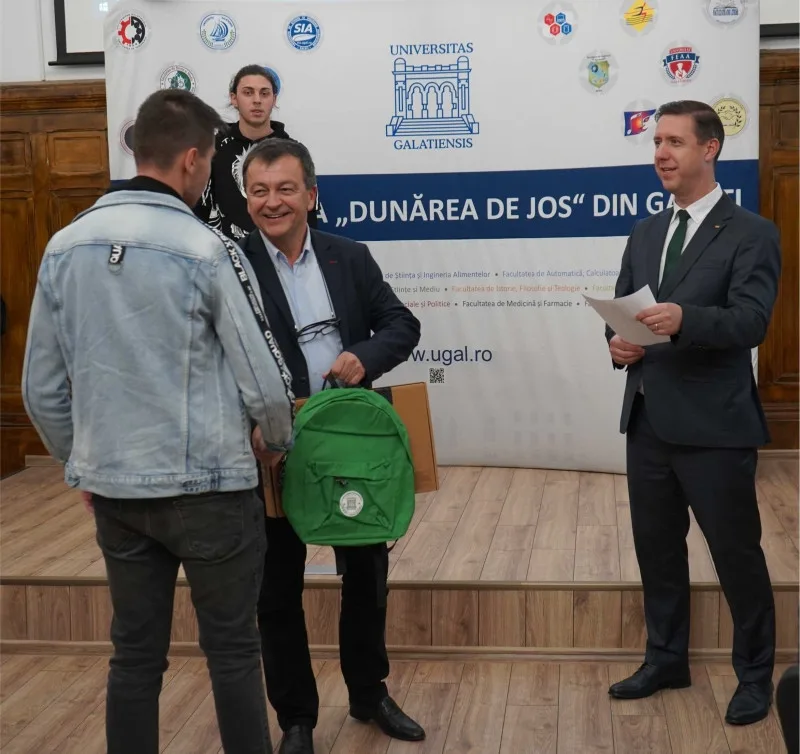 40 de studenți boboci au primit din partea Universității laptopuri, rucsacuri și rechizite