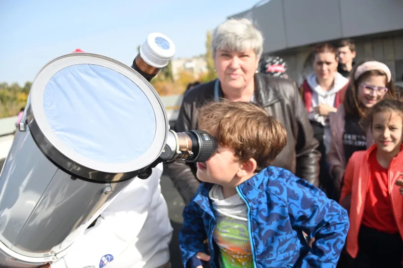 Peste 1.000 de gălățeni au văzut eclipsa prin telescopul Observatorului Astronomic