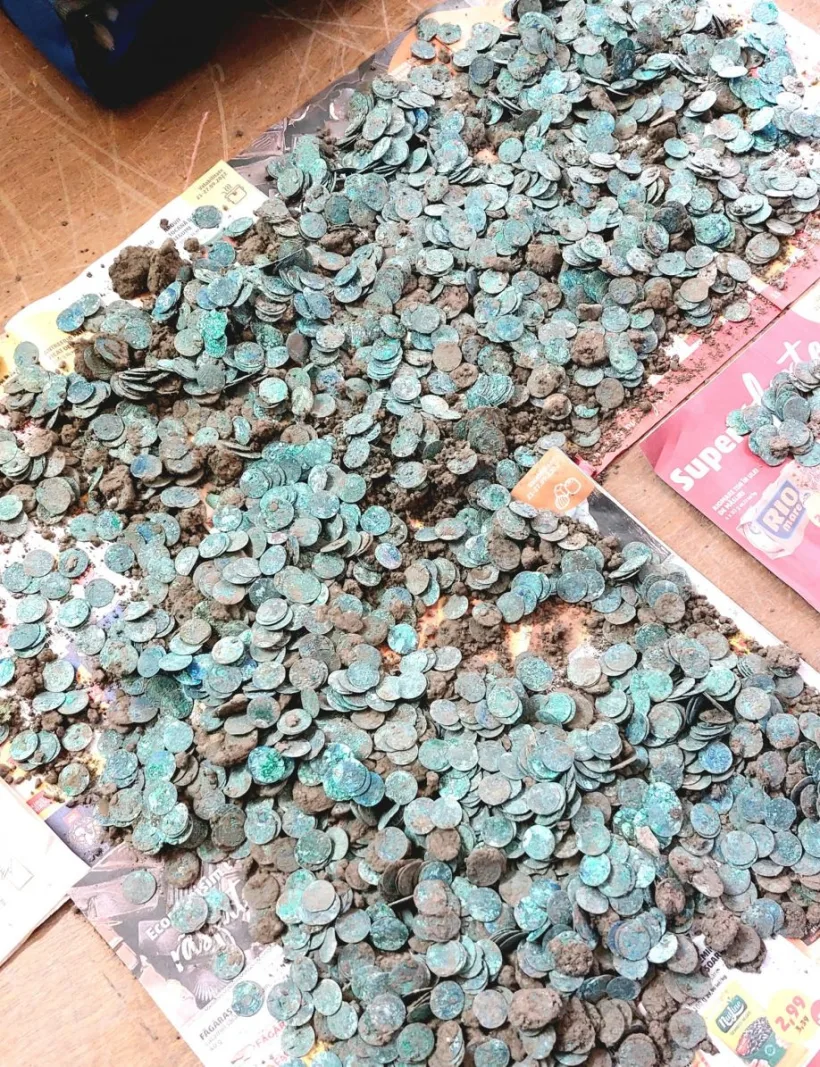 VIDEO Tezaur cu 20.000 de monede falsificate în Evul Mediu, descoperit la Tecuci