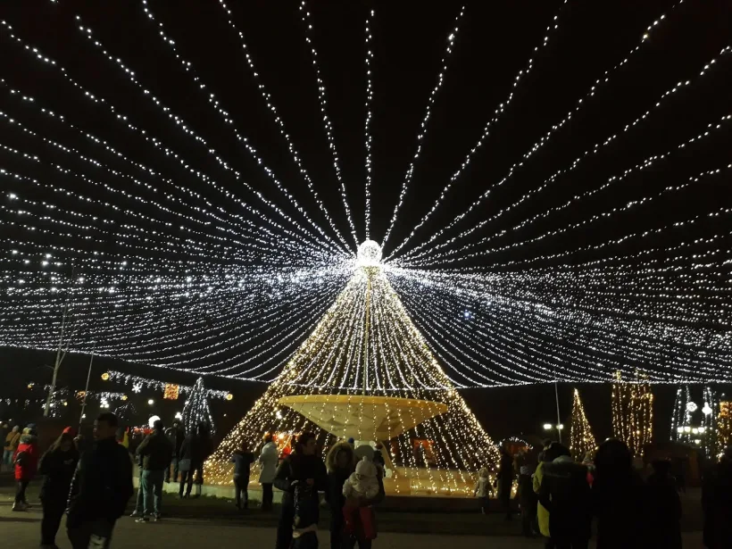 Aprinderea oficială a iluminatului de sărbători, în Grădina Publică din Galați