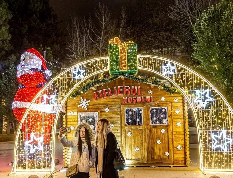 Elevii gălățeni, invitați la un concurs de împodobit brazi de Crăciun pentru familii nevoiașe