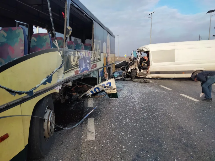 Accident grav între un autobuz și o autoutilitară: șapte persoane au fost rănite