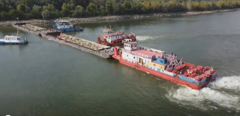 A început operațiunea de scufundare a barjelor pentru redirecționarea debitului Dunării către centrala de la Cernavodă