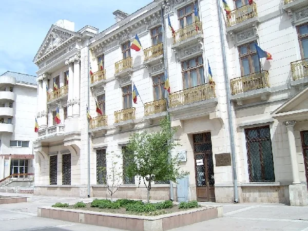 Muzeul de Istorie din Galați deschide o expoziție dedicată eleganței feminine. Cum se îmbrăcau femeile între 1850 și 1950