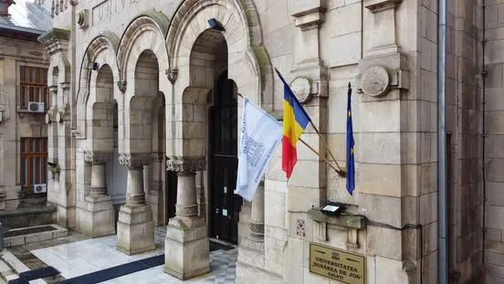 Accident cu mașina Universității „Dunărea de Jos” din Galați. La volan se afla unul dintre prorectori